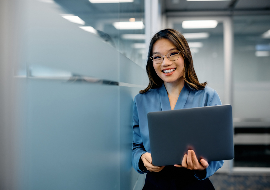 Marketing-Spezialistin nutzt iPresso zur Rückgewinnung abgebrochener Formulare im Büro.