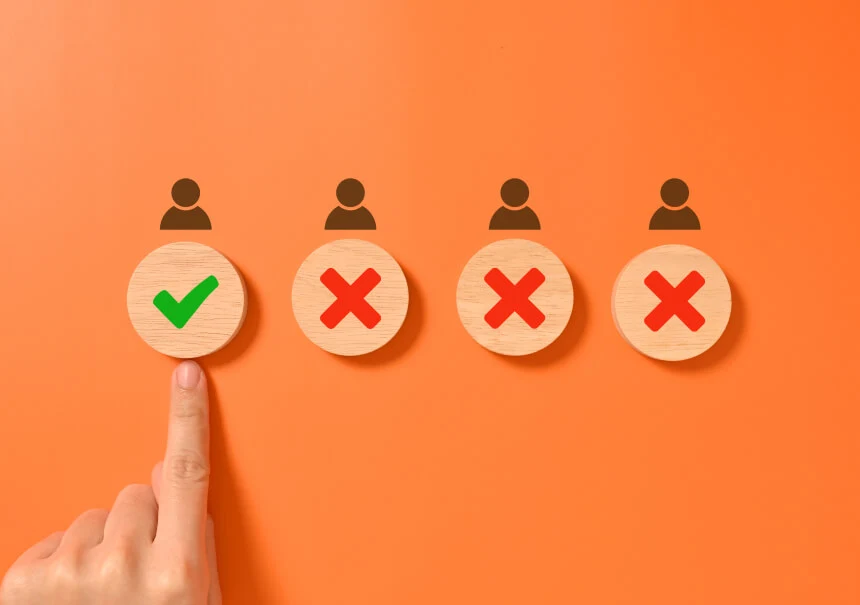 Marketing Automation Consent Management Auswahl: grünes Häkchen auf Personensymbol für korrekte Datenschutzvorgaben und DSGVO Konformität